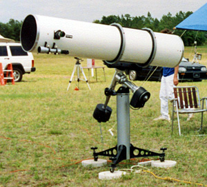 Large reflector telescope on an equatorial mount