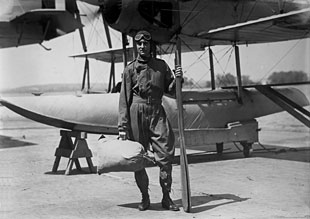 Image of Richard Byrd with his aircraft