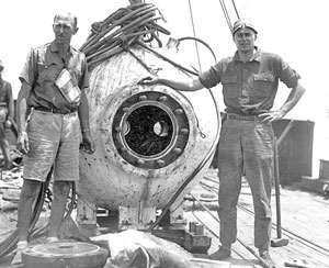 William Beebe and Frederick Barton next to the bathysphere