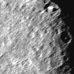 Voyager 2 close-up of Umbriel features