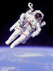 Image of astronaut Bruce McCandless testint the Manned maneuvering Unit (MMU)